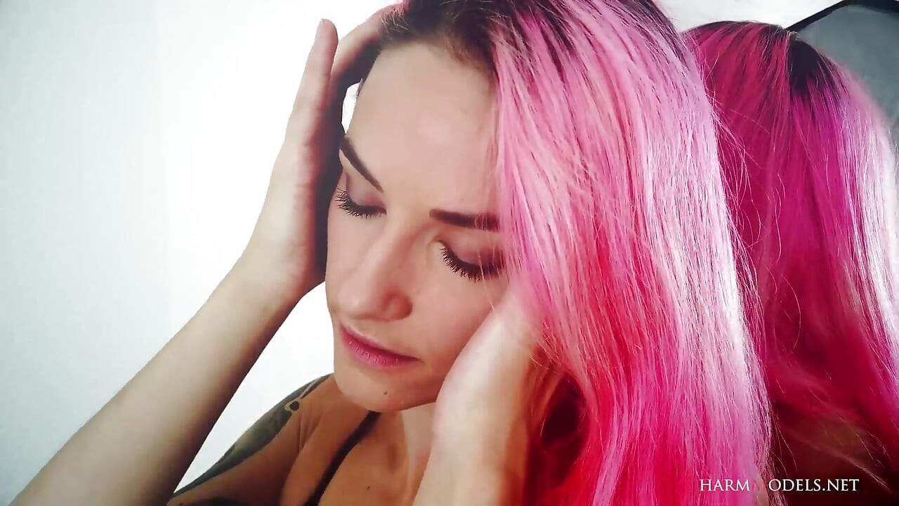 Duvardaki ayna seksi pembe saçlı kız adele