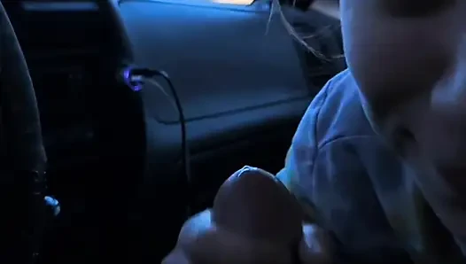 Sürtük genç eski kız arkadaş arabada kalın yarağı gırtlağına kadar alıyor!