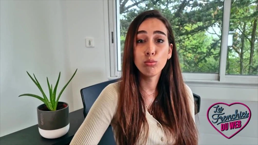 Çok utangaç olmayan genç minx Camila sikilmek istiyor