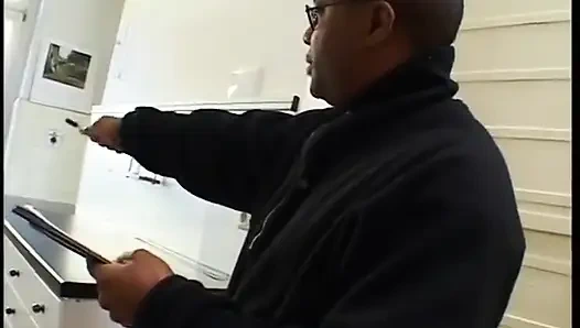 Azgın sarışın orta yaşlı seksi kadın amını yalatırken siyah yarağa sakso çekiyor