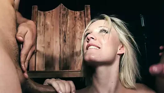 Küçük memeli Alman sarışın iki sert yarakla parçalanıyor