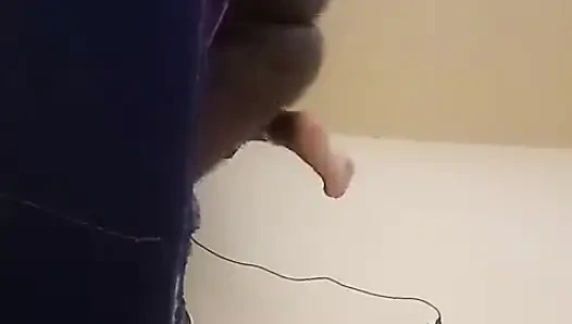 Yaşlı bir kadını çığlık atarken daha sert sikiyor