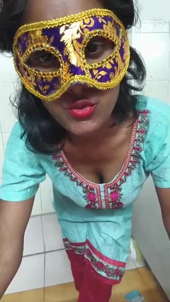 Hintli ev hanımı banyoda
