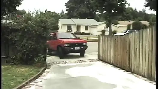 Adam yüzme havuzunun yanında kız arkadaşını sikiyor