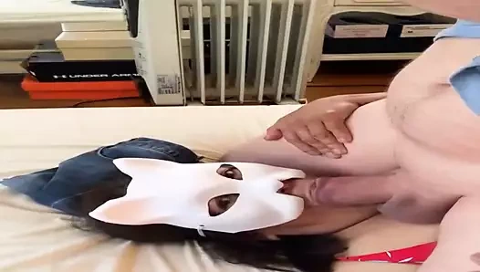 Aanal'ın önünde biraz emiyor