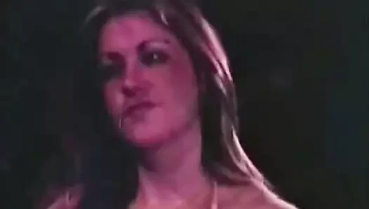 Bikinili vahşi yaşlı+genç kadın güreşi (vintage)