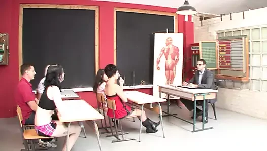 Esmer genç kız üniversite masasında öğretmen tarafından sikiliyor