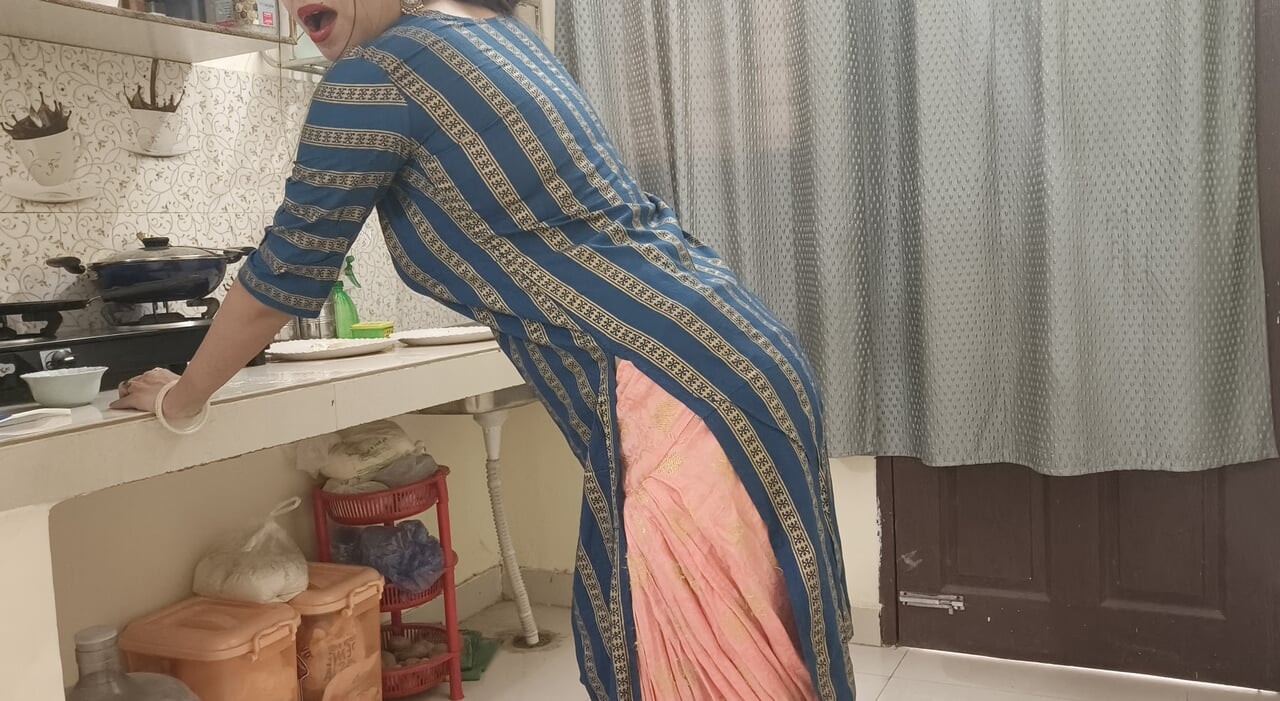 Hintli evli kadın kocasını üvey erkek kardeşiyle aldatıyor. Aile seks skandalı, kamasutra