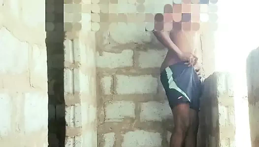 Gettoda sigara içiyor ve inliyor ve çok fazla boşalma