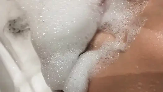 Büyük memeli üvey kız köpük banyoda