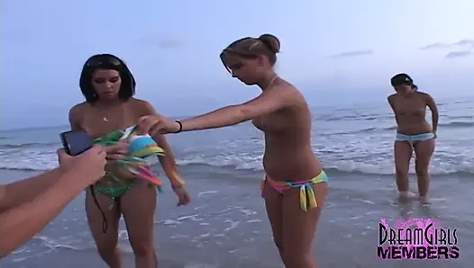 Üç ateşli kız halka açık bir plajda sevişiyor ve üstsüz oluyor