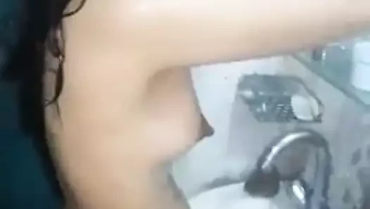 Paki bakire kız arkadaş sahip olan banyo için erkek arkadaş