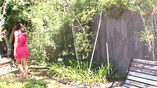 Üzgün ​​anneme mutlu bir an vermek istiyorum