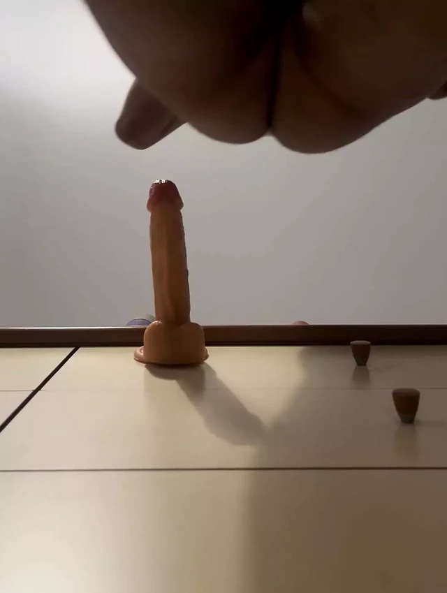 Итальянский твинк играет со своим дилдо