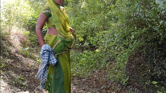 Kayınbiraderim açık havada açık ormanda tüm kıyafetlerimi çıkarmamı ve götümü sikmemi istiyor, vurmam gerekecek