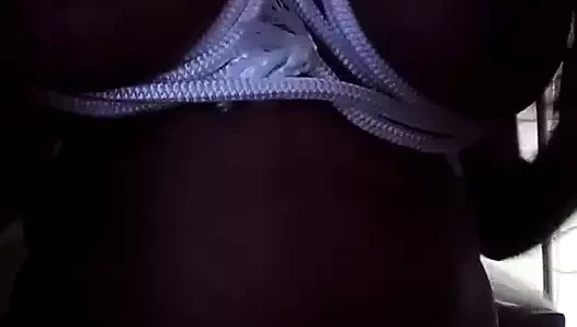 Kız arkadaşım büyük göğüslerini sınırlıyor