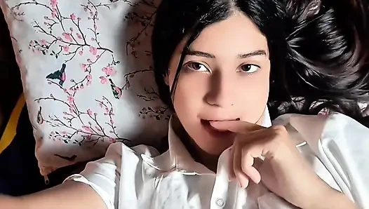 Öğretmen okula gitmeden önce yüze boşalma tedavisi alıyor.