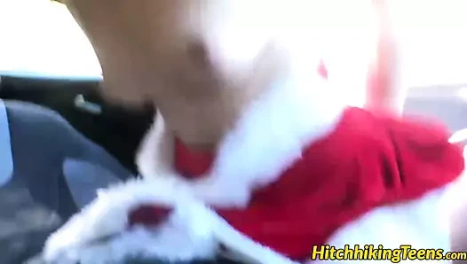 Noel Baba genç bana arabanın içinde bir oral seks hediye ediyor