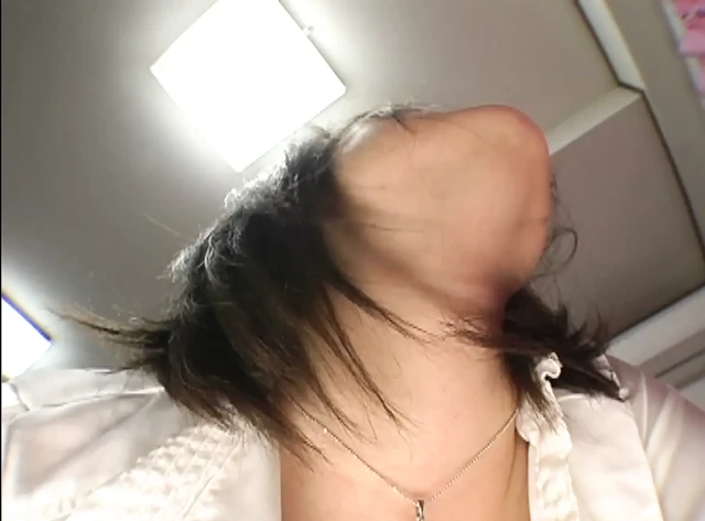 Burada tanımadığım bir kadının kendi kendine boşaldığı bir video bırakıyorum.