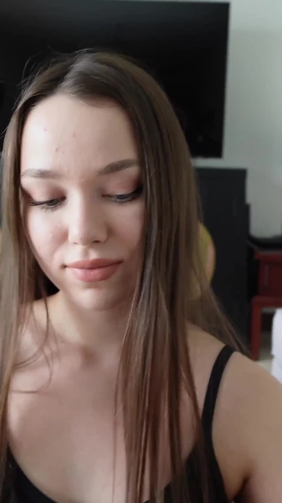 Сногсшибательный момент из "Сводная сестра на телефоне и хочет пососать хуй ее бойфренда, но сводный брат дал ей рот первым".