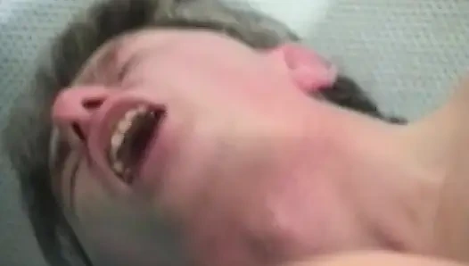 Bu erkek delisi Alman sürtük götünü siktiriyor