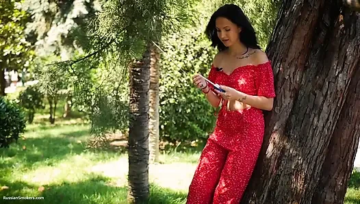 Baştan çıkarıcı Rus güzel kadın açık havada ince sigara içiyor