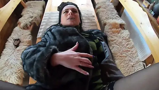 Zarif kürk kaplı sürtük ahşap masada sikiliyor ve iki kez dölle kaplanıyor