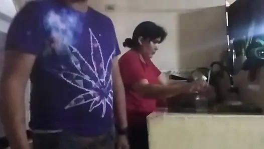 Karım oturma odasındayken hizmetçiyi mutfakta sikiyorum