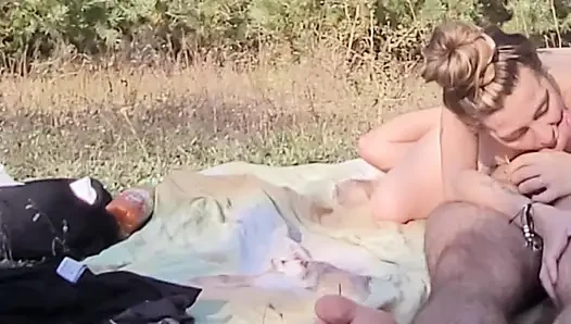 Açık havada gırtlağına kadar halka açık oral seks