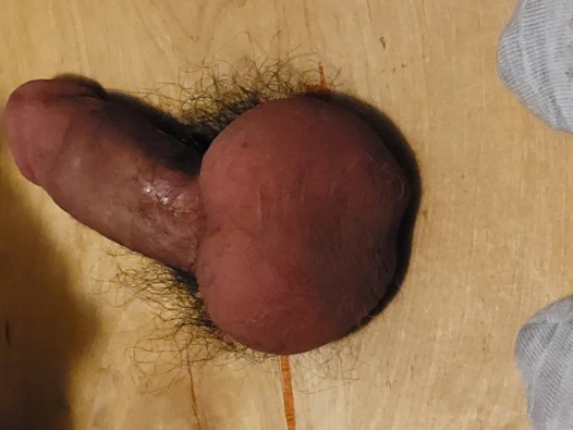 Topu yakalıyor ve yarağını eziyor