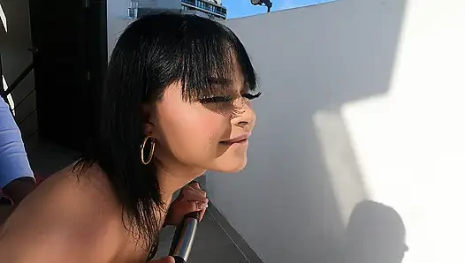 Domaltmalı ateşli hatun yarak alıyor ve başka birini emiyor