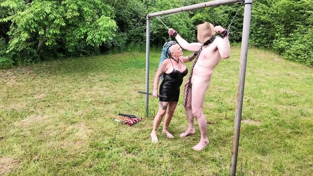 Doğada çıplak kırbaçlandı
