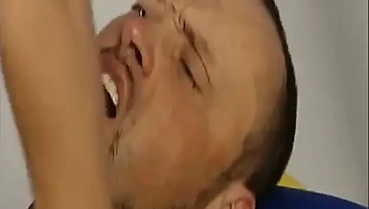 Büyük memeli sarışın Alman genç erkek avcısı oyuncak kullanıyor ve büyük yarak alıyor