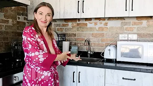 Büyük memeli ev hanımı tesisatçıyı boşaltıyor
