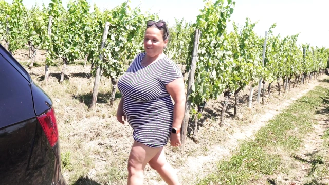 Azgın olgun kadın arabada dildoyla mastürbasyon yapıyor