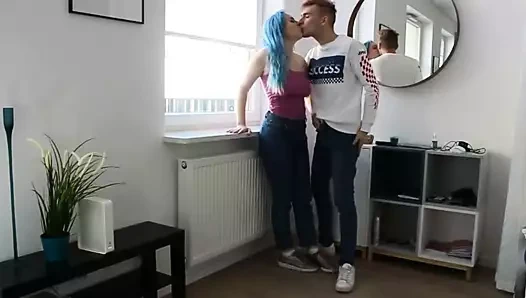 Antoine fait lamour a sa copine contre le radiateur et deva