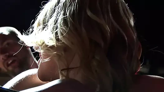 Adrenalin dolu kızlar inliyor içinde zevk süre alırken berbat