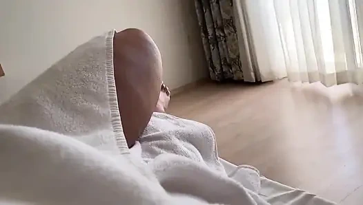 Otel duşunda ateşli orta yaşlı seksi kadını sikiyorum. Zevk almak