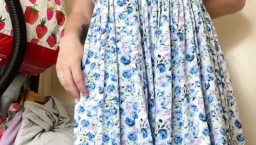 Seksi, tonlu, komşu kız yeni kıyafetler deneyen goldilocks gibi!