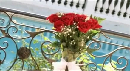 Sıska sarışın tatlı kız kendini siktiriyor ve sonra ağzına döl topluyor