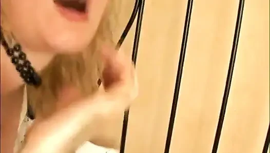 Adam amcık pompası kullandıktan sonra seksi iç çamaşırlı ateşli bir sarışınla sikişiyor