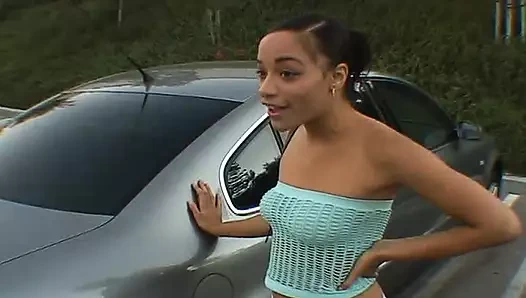 Çekici zenci fahişe amını ve götünü oyuncaklarla dolduruyor