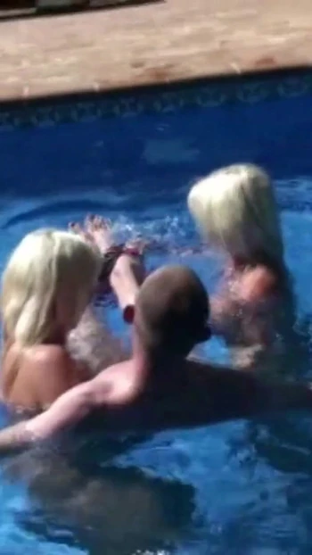 Сногсшибательный момент из "Немецкая зрелая соблазняет молодого паренька потрахаться у бассейна в отпуске"