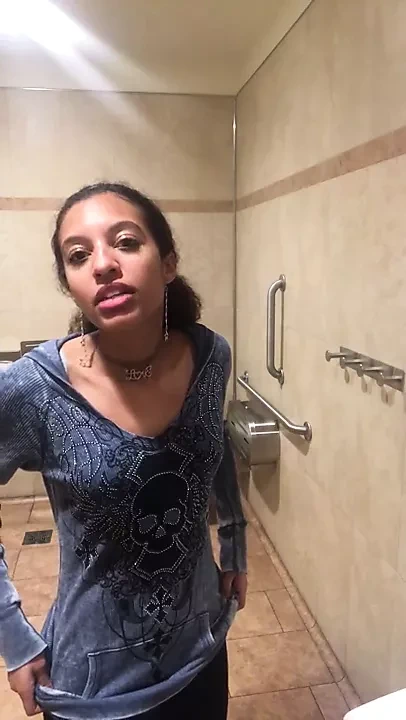 Şerit ve işemek içinde kamu tuvalet