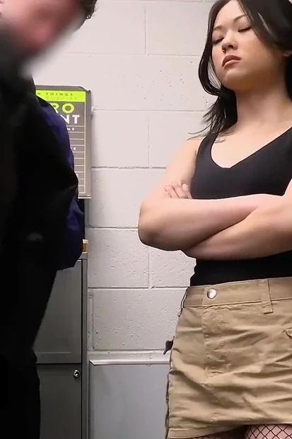 Чулки-сеточки? Мне придется оторвать их и искать в ее большой заднице