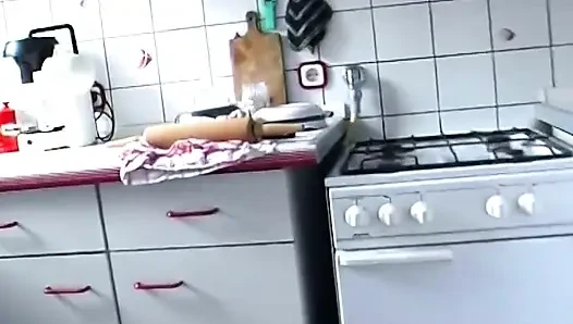 Esmer kadın okşuyor ve kendini derinden sikiyor