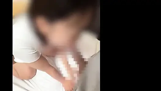Alyans kapalı, arkasından derin yoğun seks. Kocasına ihanet ediyor, sert orgazm oluyor! 1.