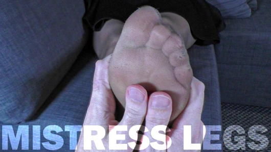 Bakış açısı güzel sahibe bacaklarına nazikçe naylon ayak masajı