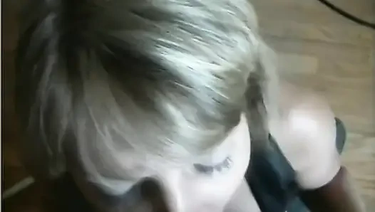 Baştan çıkarıcı sarışın orta yaşlı seksi kadın patlayıcı orgazm için soyunuyor ve parmaklıyor