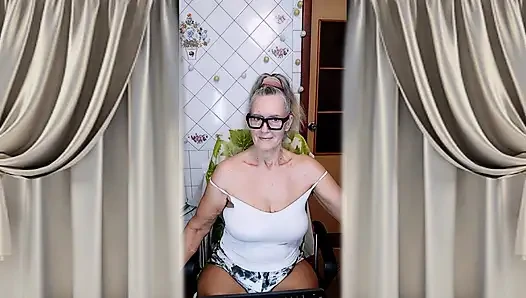 Ateşli ev hanımı Lukerya ev kıyafetleriyle flört ediyor ve çıplak ayaklarıyla baştan çıkarıyor.